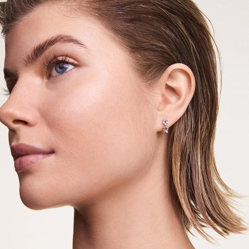 Elegant Daniel Wellington 3-Link silver stainless steel earrings, 13.6mm, worn on a model for a sophisticated look.