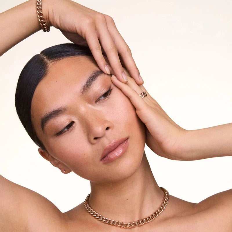 Elegant Daniel Wellington chunky chain ring in rose gold-plated stainless steel worn on a model's finger.