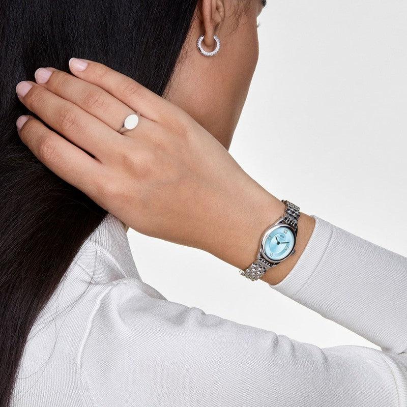 Minimalist Daniel Wellington silver stainless steel signet ring with a smooth, light-reflecting flat surface.