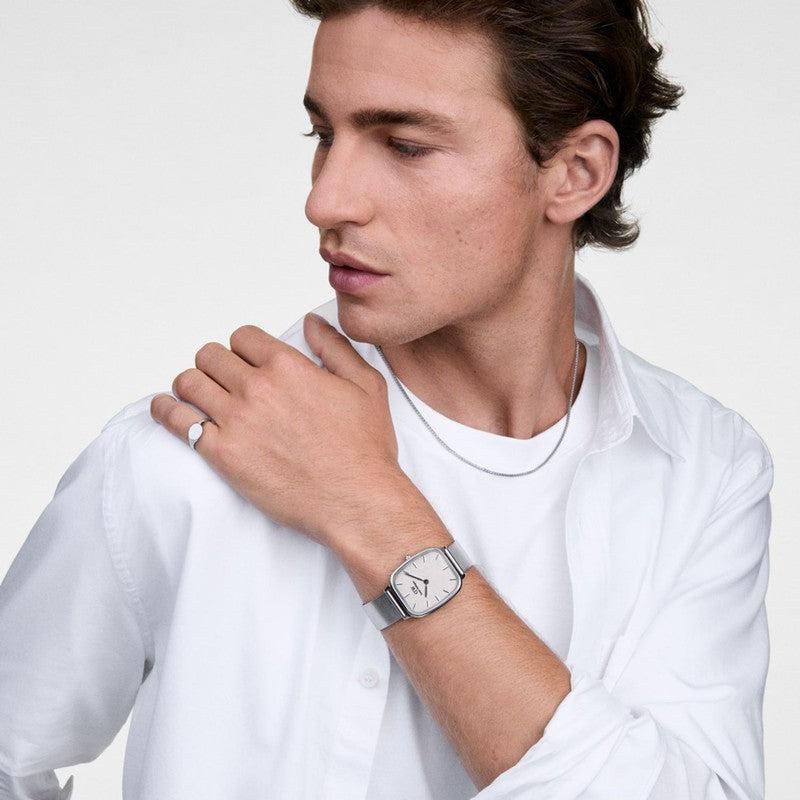 Minimalist Daniel Wellington Classic Signet Ring in polished silver stainless steel worn on a man's finger.
