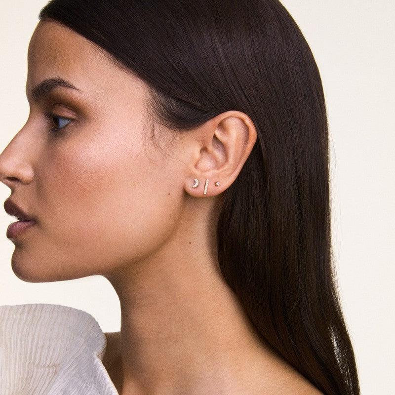 Elegant Daniel Wellington 9mm gold-plated stainless steel bar stud earring with a sparkling claw-set crystal.