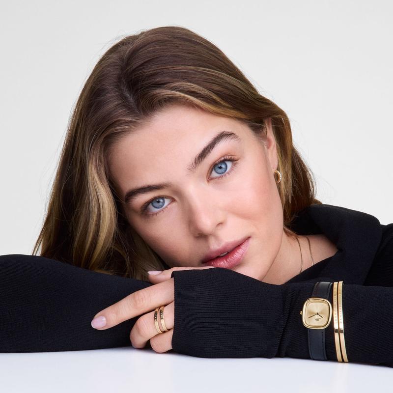 Polished 18k gold-plated Daniel Wellington bangle featuring a sleek, minimalist design and secure hidden hinge lock.
