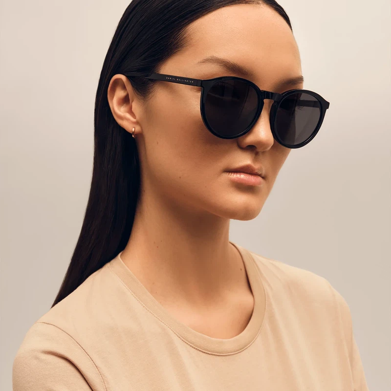Minimalist black Daniel Wellington Arch sunglasses crafted from sustainable bio-acetate with sleek, rounded frames.