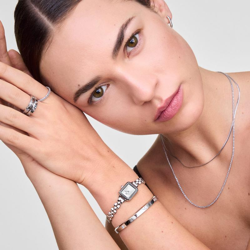 Daniel Wellington Classic Lumine silver ring featuring eight sparkling crystals on a polished 4 mm sterling silver band.