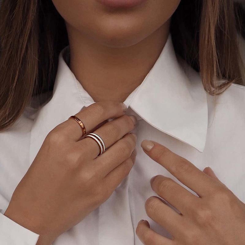 Elegant Daniel Wellington Classic Ring in rose gold stainless steel, featuring a sleek, minimalist design on a hand.