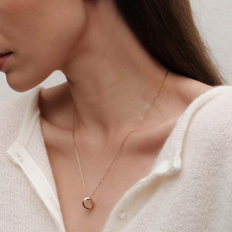 Elegant Daniel Wellington Elan necklace in rose gold-plated stainless steel featuring a minimalist circular pendant.