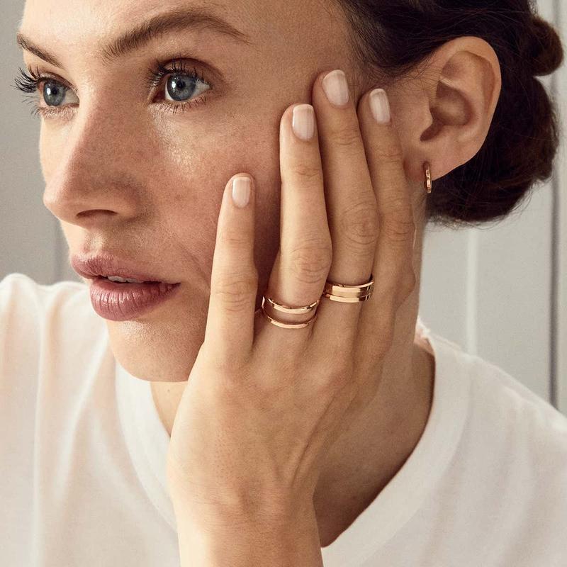 Elegant rose gold Daniel Wellington Elan ring in stainless steel, featuring a sleek, minimalist design on a woman's hand.