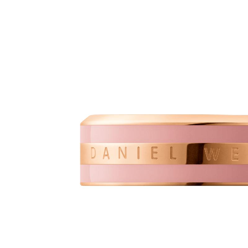 Daniel Wellington Emalie ring in rose gold stainless steel with dusty rose enamel and an engraved logo.