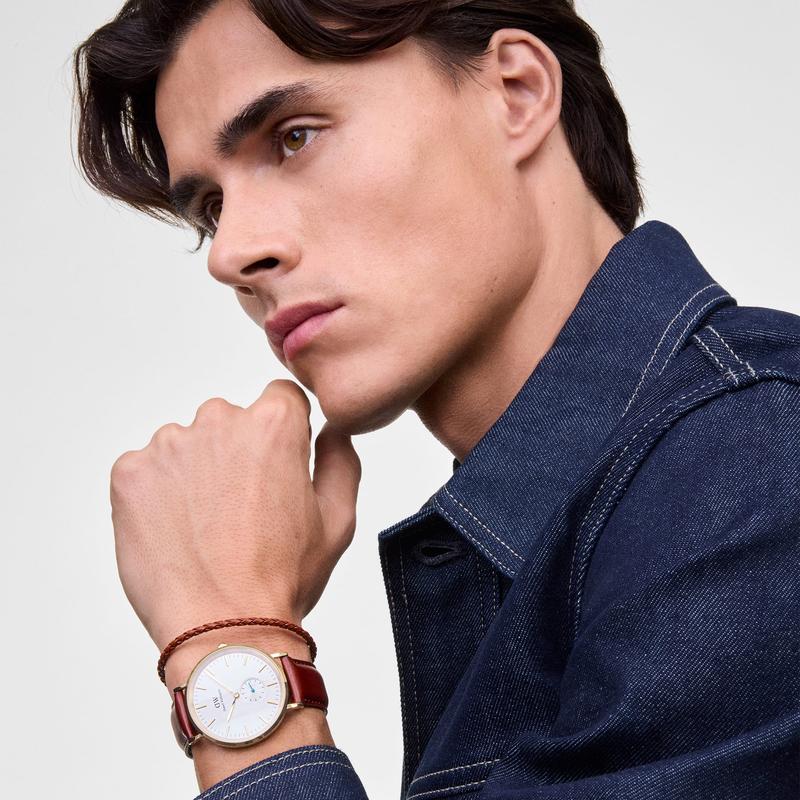 Daniel Wellington gold braided leather bracelet featuring a sleek 2.8 mm band and secure magnetic stainless steel clasp.