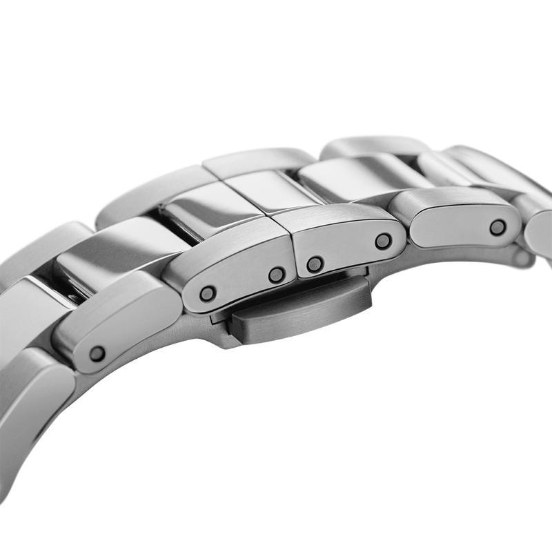 Daniel Wellington Iconic Link 32mm silver stainless steel watch bracelet with elegant three-piece tapered links.