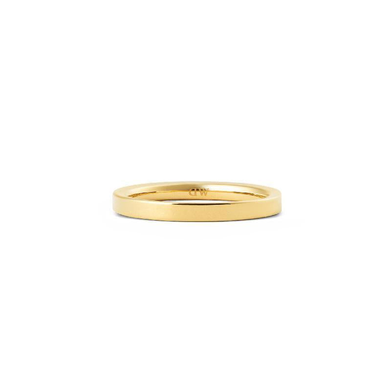 Minimalist 2.5mm polished gold band ring with a smooth, refined finish and a discreet interior Daniel Wellington logo.