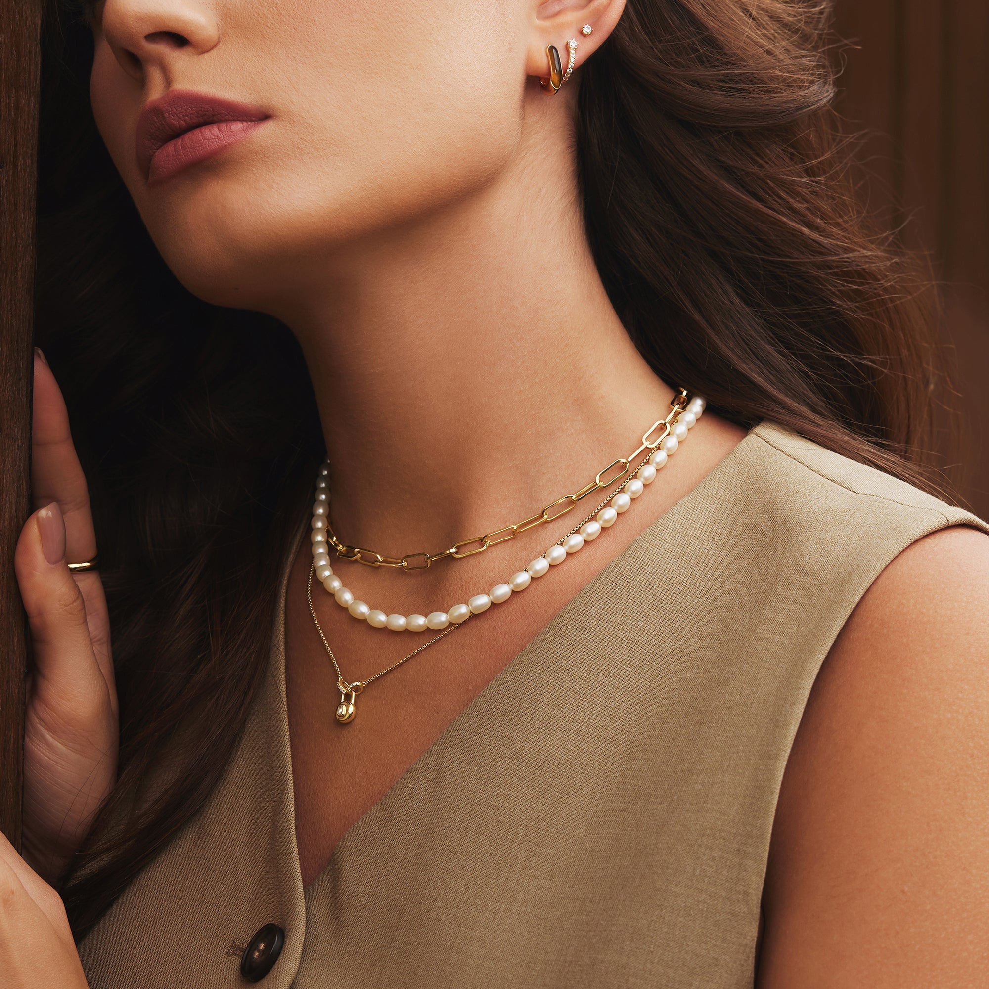 Gold Lobster Clasp Shell Pearl Necklace – Playful Minimalist Luxury